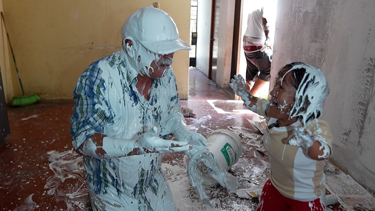 Los especiales se desestresaron pintando la casa del cholo Juan