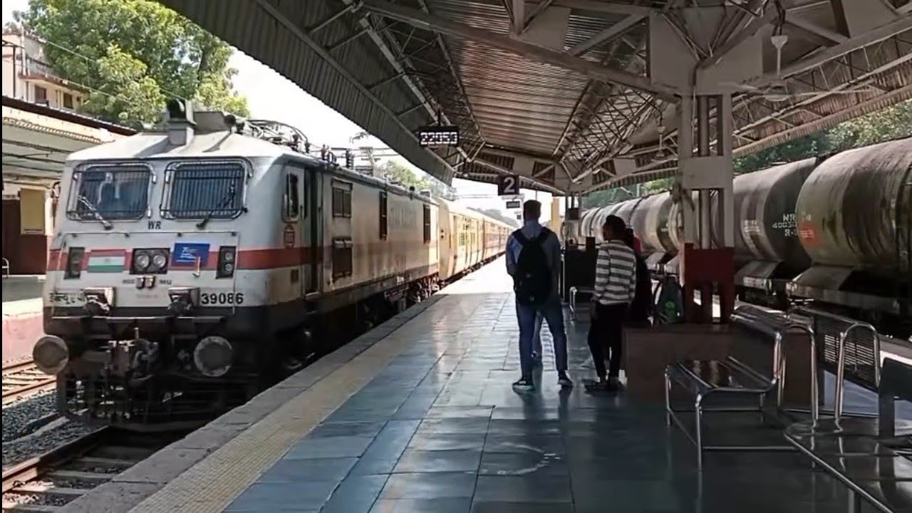 22953 Gujarat SF Express Arriving Nadiad Junction 😍 #indianrailways