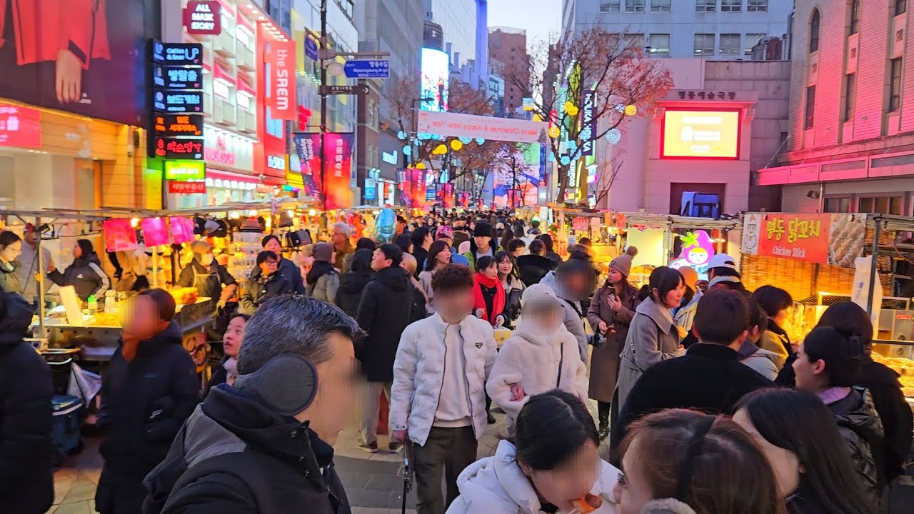 Myeongdong is starting to look like Christmas 🎄 November 2024 | Seoul, South Korea 명동 明洞