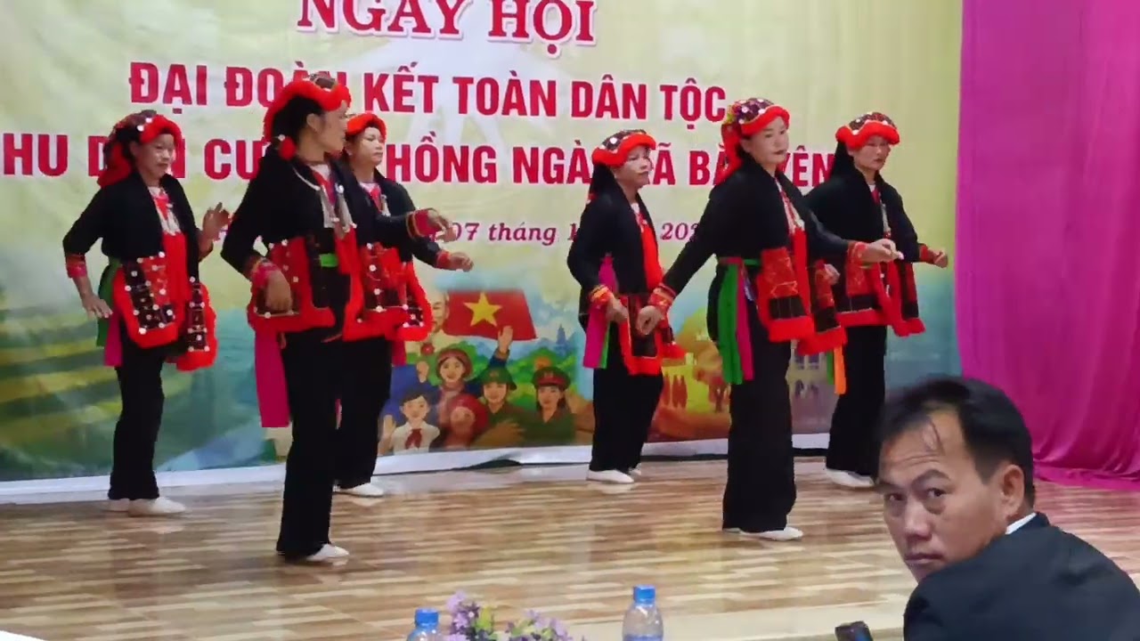 Múa chỉ em phụ dân tộc dao