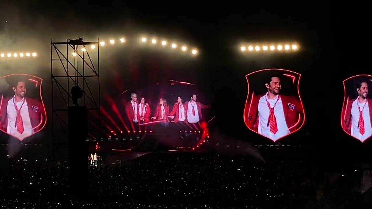 RBD - Rebelde (última noche) [En vivo desde Medellín]