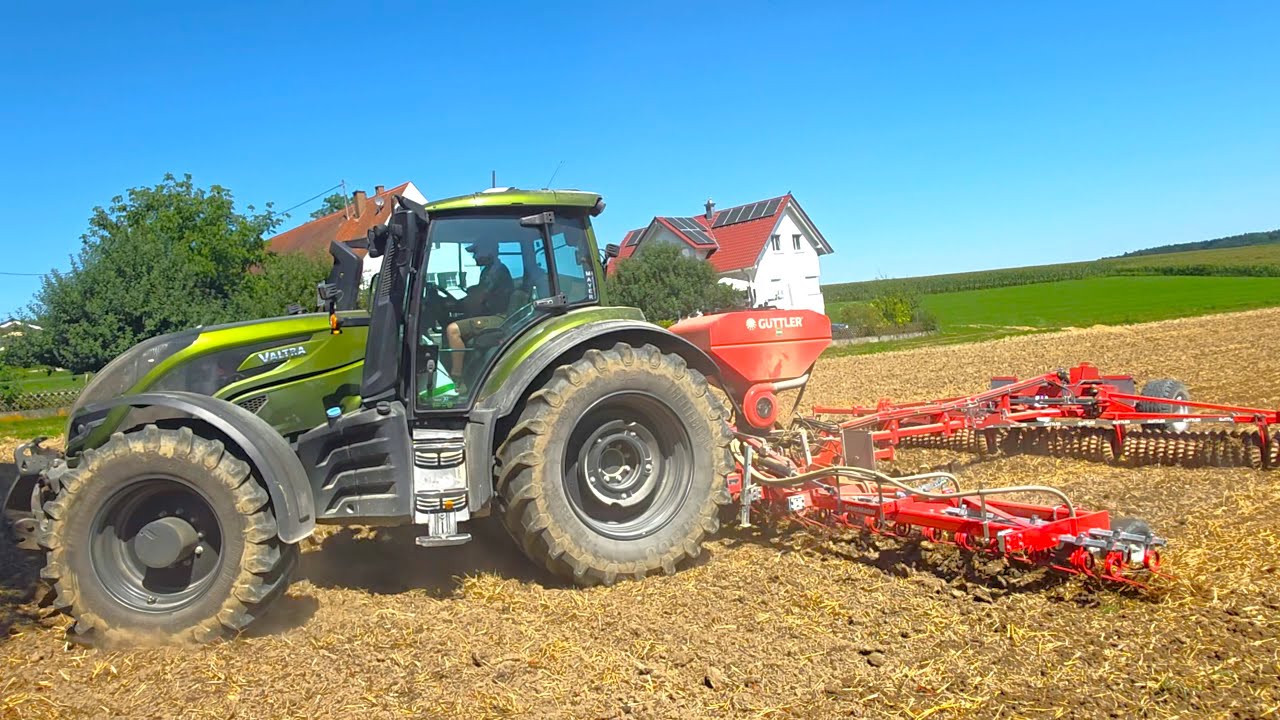 Valtra T -235 mit 8 m Güttler Green Master 800 Major 820 Walze beim säen der Zwischenfrucht 2025