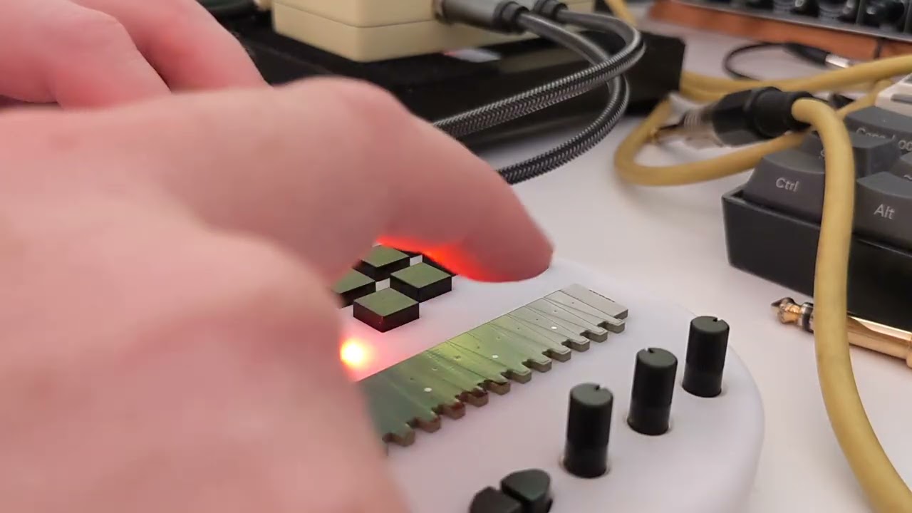Minichord Synthesizer - Open source mini Omnichord - Jam