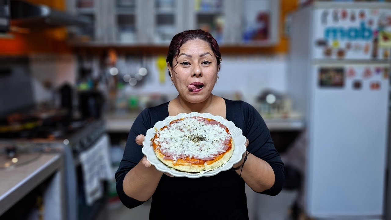 PIZZA A LA SARTÉN CON TAN SOLO POCOS INGREDIENTES / COCINANDO CON JULY
