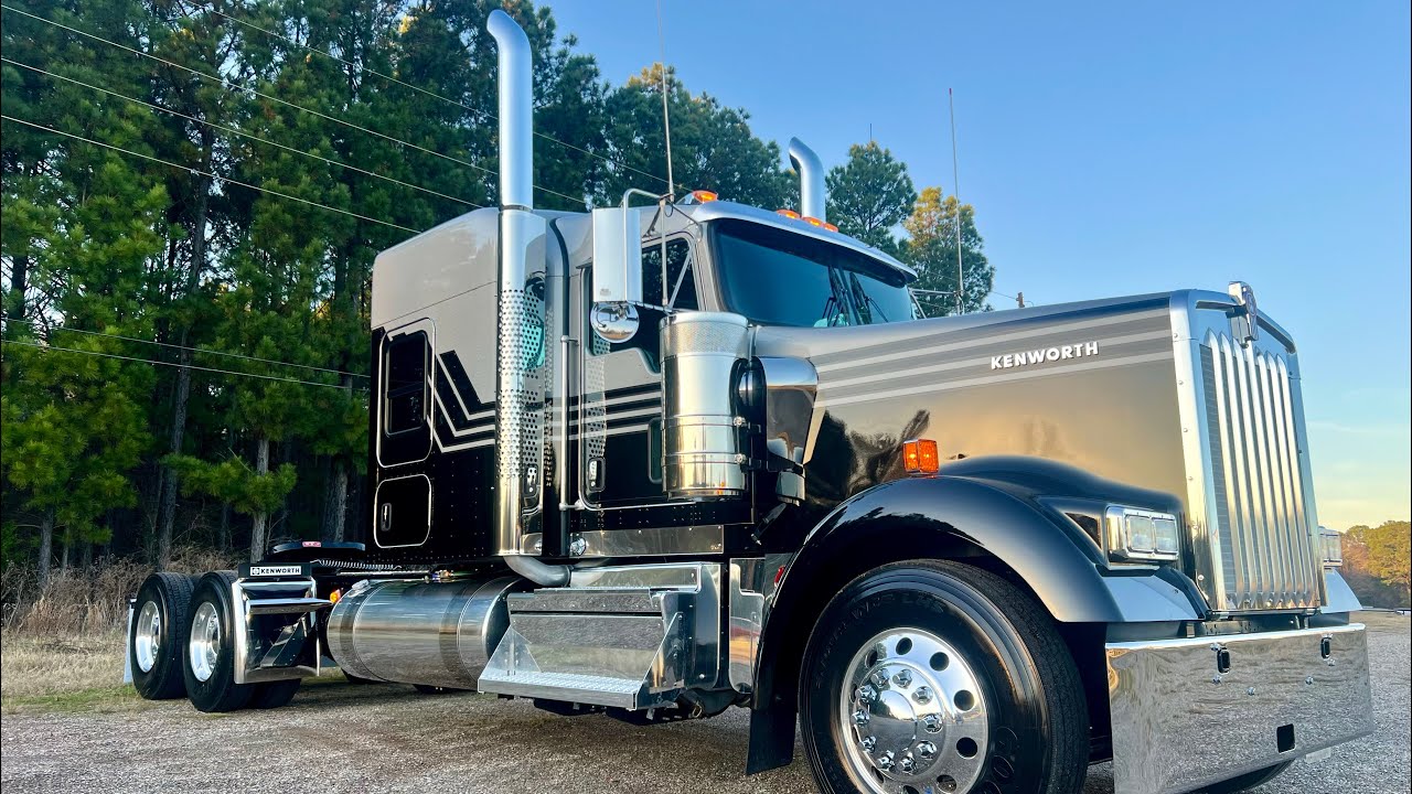 Kenworth W900L 2025 года — легендарное спальное место на средней крыше с окраской 🦾