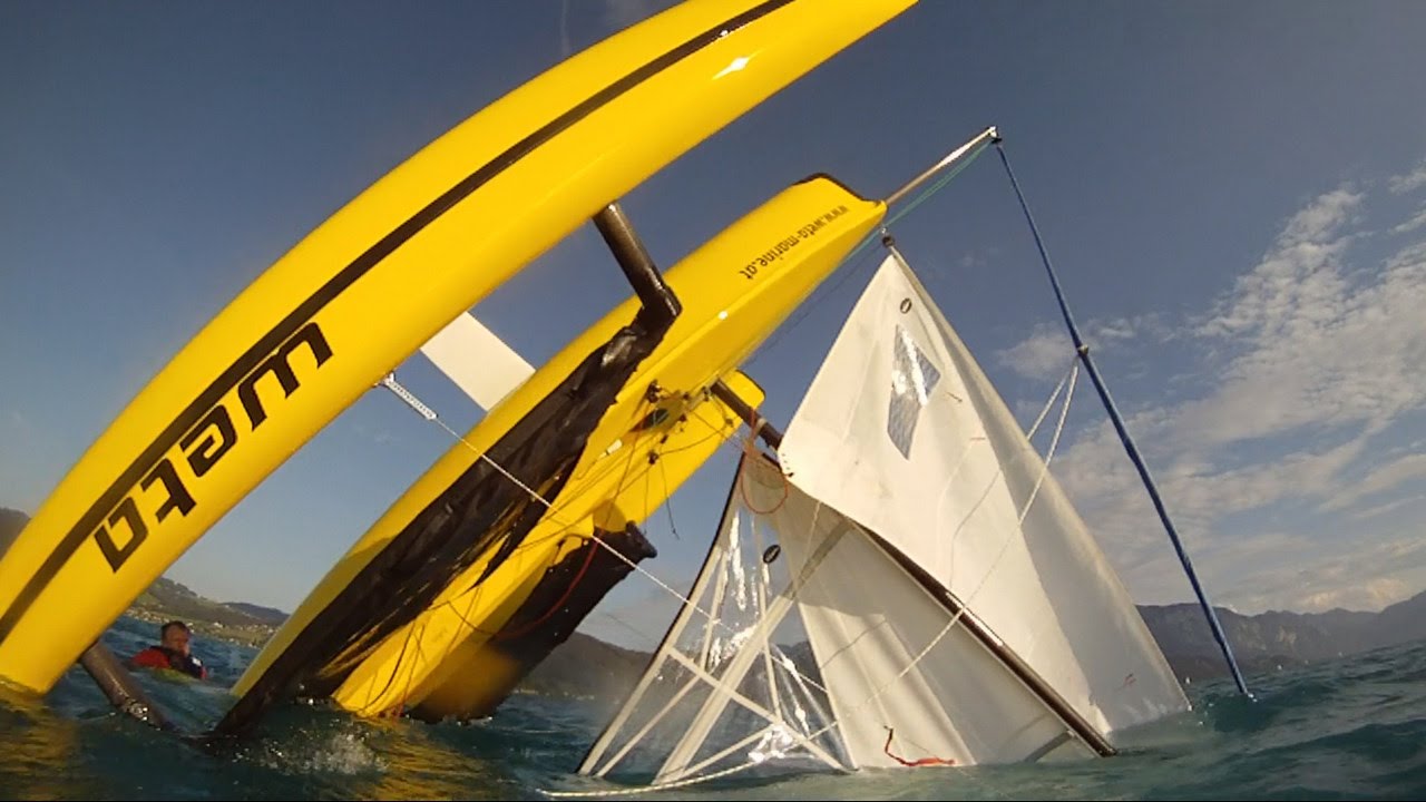 Aufrichten eines Weta 4.4 Trimarans nach einer Kenterung