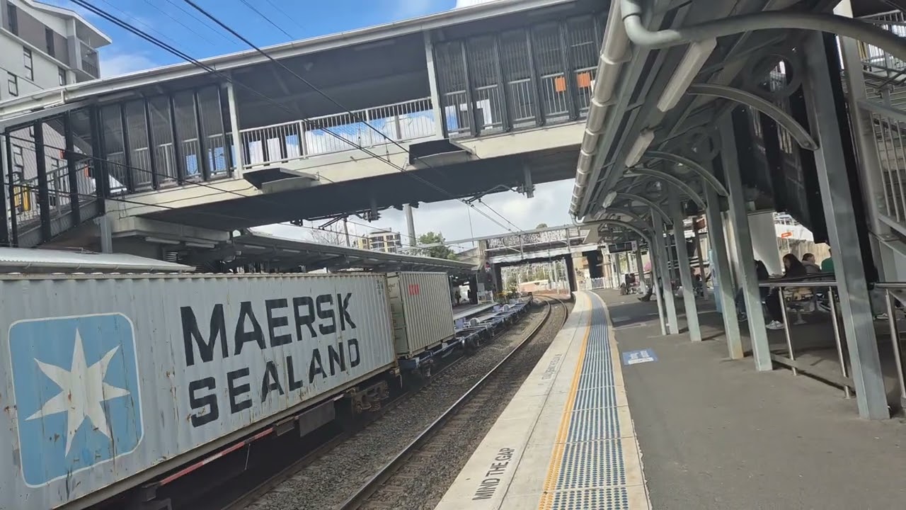 4532   GM27   going   thru   Lidcombe   Station  in   November   2024
