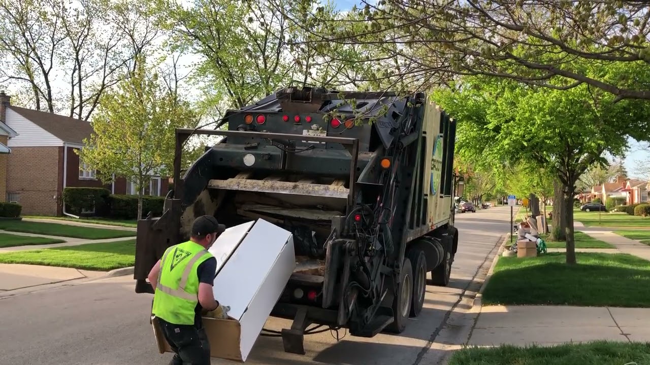 Groot Mack MR Leach Rear Loader Garbage Truck Packing Bulk