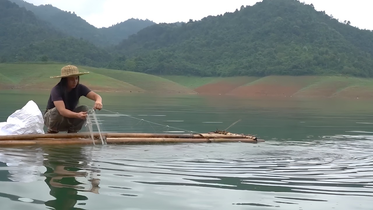 Reinforce shelter, cast fishing nets - Search for wild food, survive alone on the river