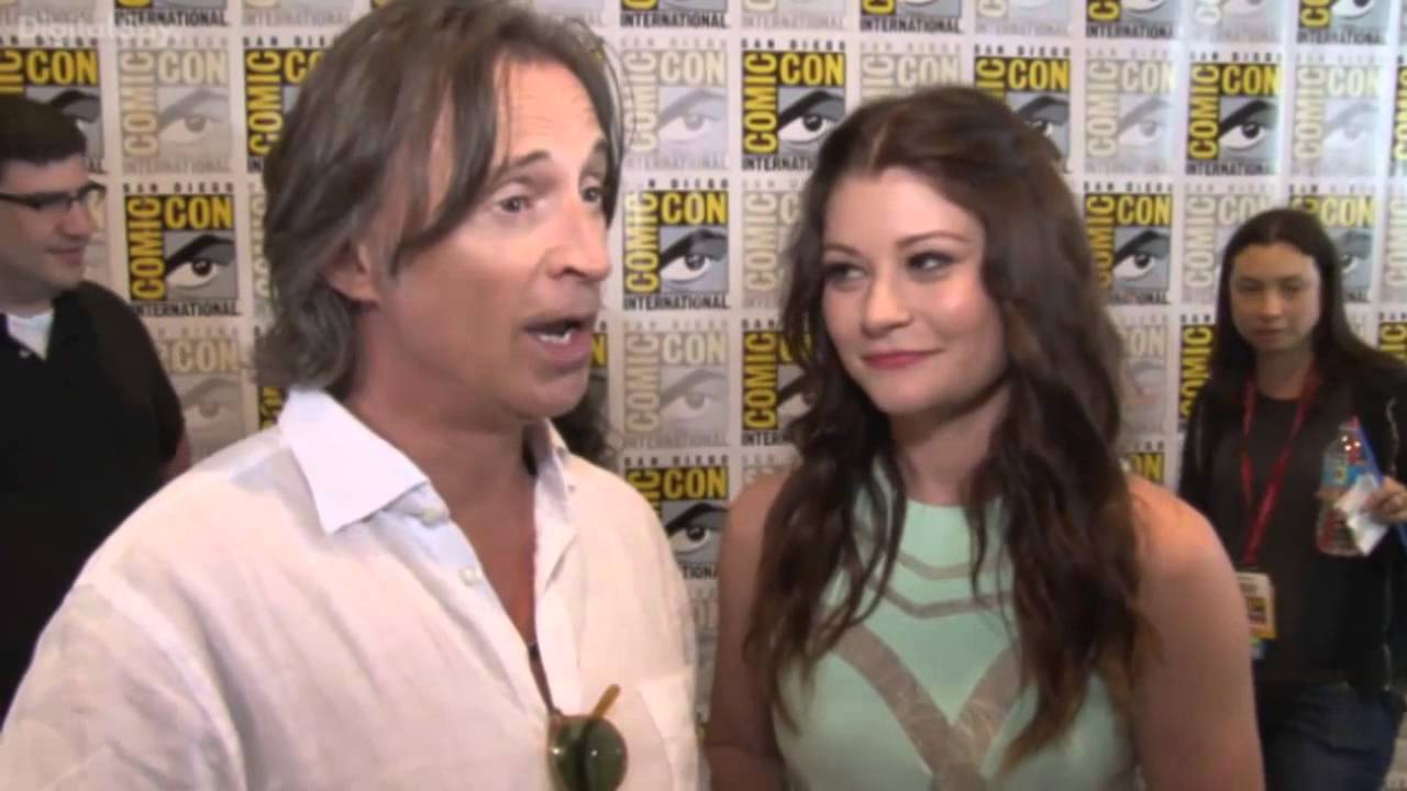 Once Upon a Time stars talk season 3, Frozen and romance