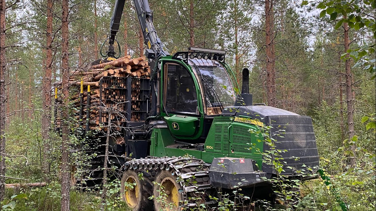 John Deere 1510g loading pulpwood in first thinning