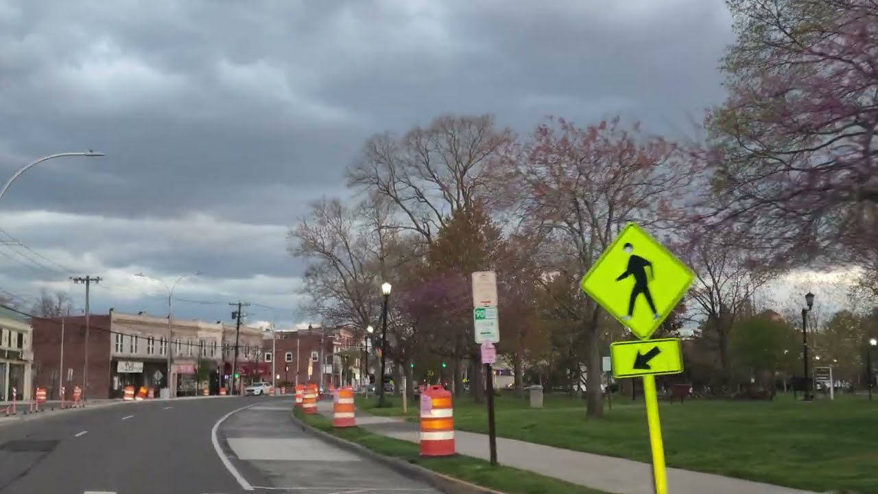 8K ULTRA HD Drive on Middle Neck Road at Great Neck, NY.  Business district April 27, 2022 大脖 拿騷縣 長島