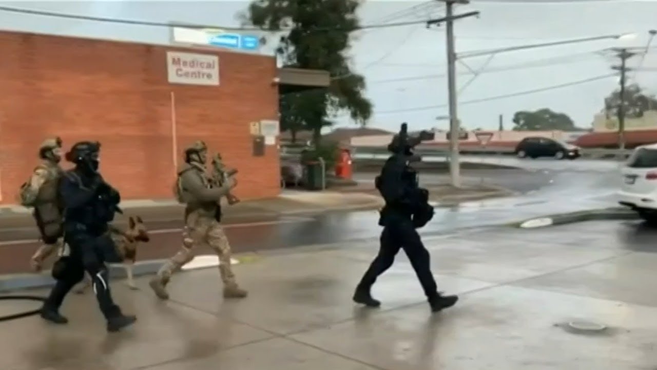 Special Operations Group surrounds Melbourne pub as siege unfolds