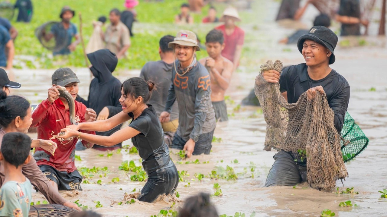 Villagers Catch Fish Together in Bakong District, #SaroeurnPov