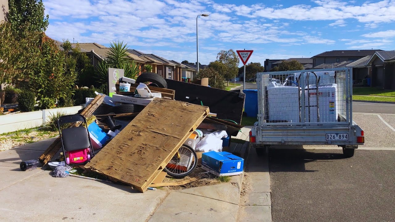 I Found Some Epic Curbside Piles To Scavenge From!