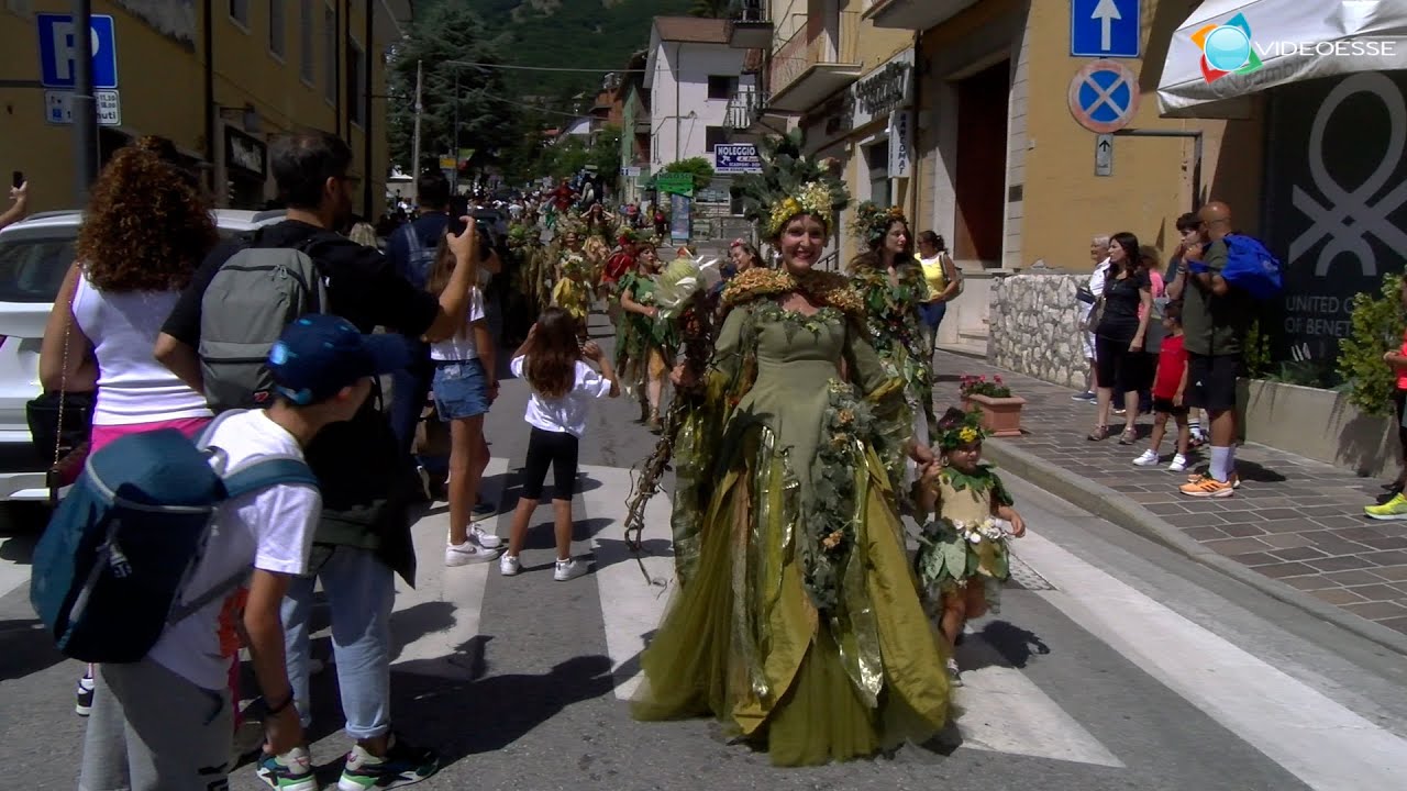 Festa internazionale degli Gnomi 2023 a Roccaraso, sfilata in centro