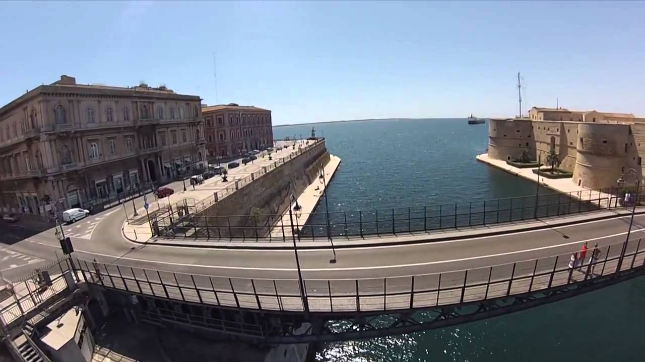 Taranto dall'alto. Ponte Girevole, Castello Aragonese