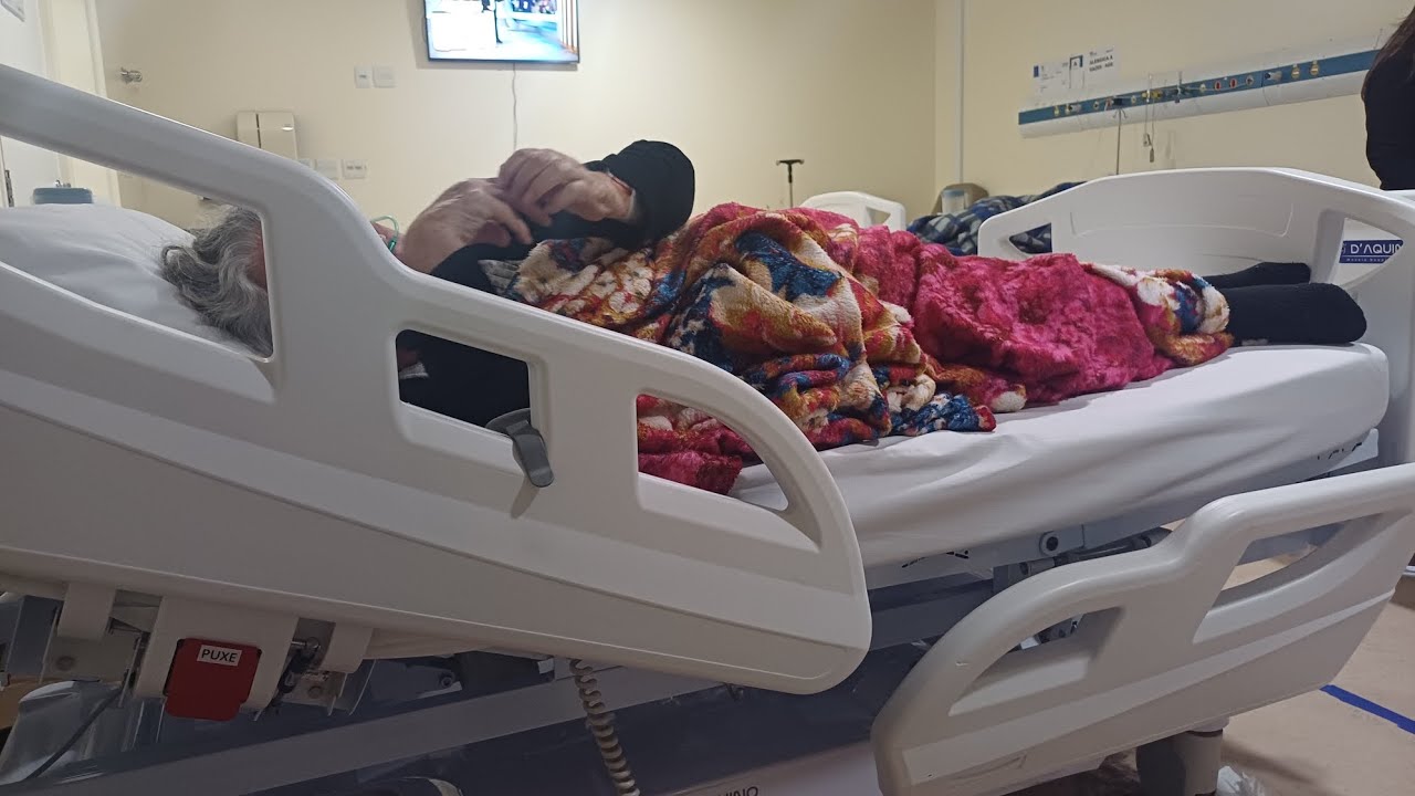 Com a minha mãe no hospital das clínicas.