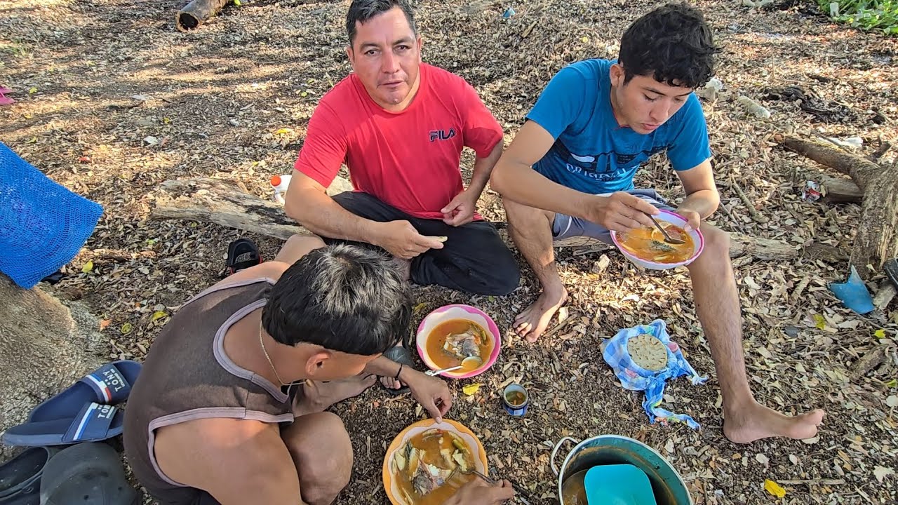 disfrutando unas rica sopa a horillas del río lempa 😋