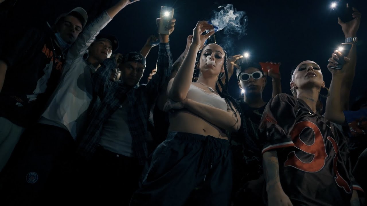 LA JOAQUI Ft Juicy BAE - Un Mont&oacute;n (Video Oficial)