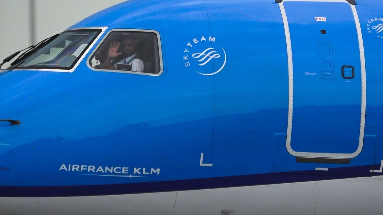 Pilots Waving to Plane Spotters at Amsterdam Schiphol Airport