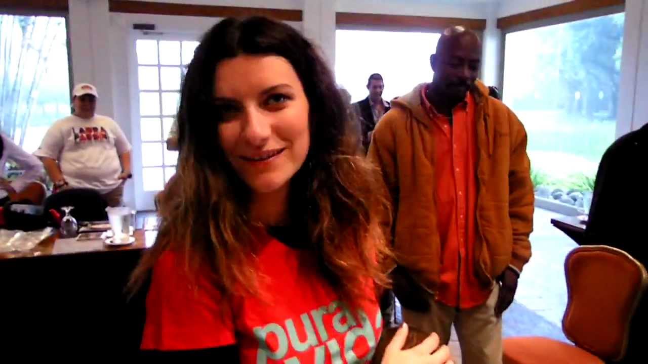 Laura Pausini comparte con su FC Oficial en C.R ( camiseta PURA VIDA) ^_^