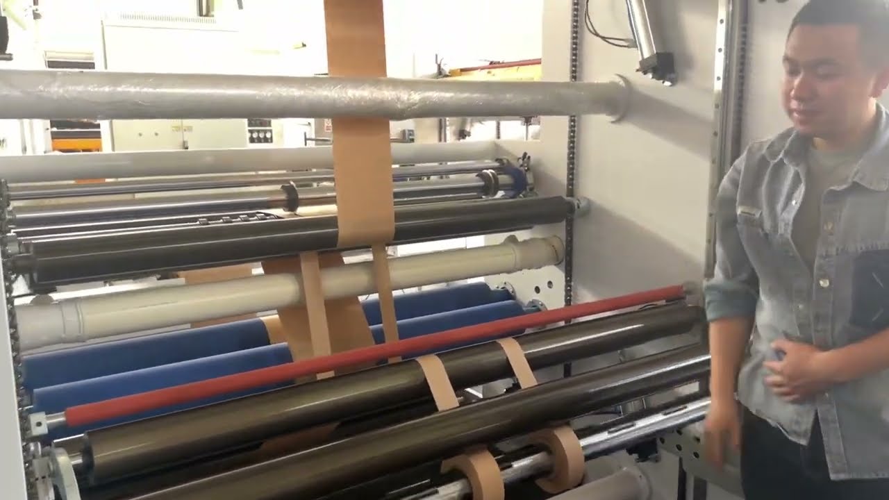 Paper roll slitting machine for cup bottom