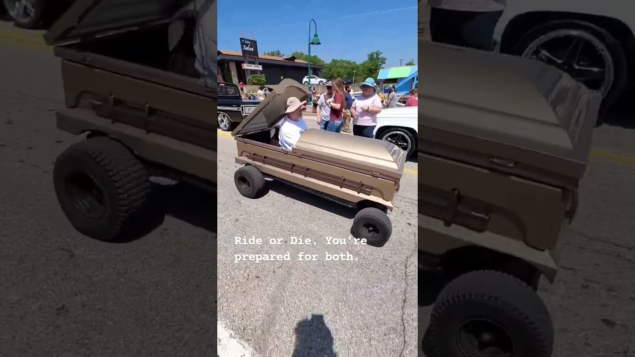Le Regalar&aacute;n Este Carro Al Sujeto 🤣 #ataud #sujetooro24 #videosgraciosos #shorts