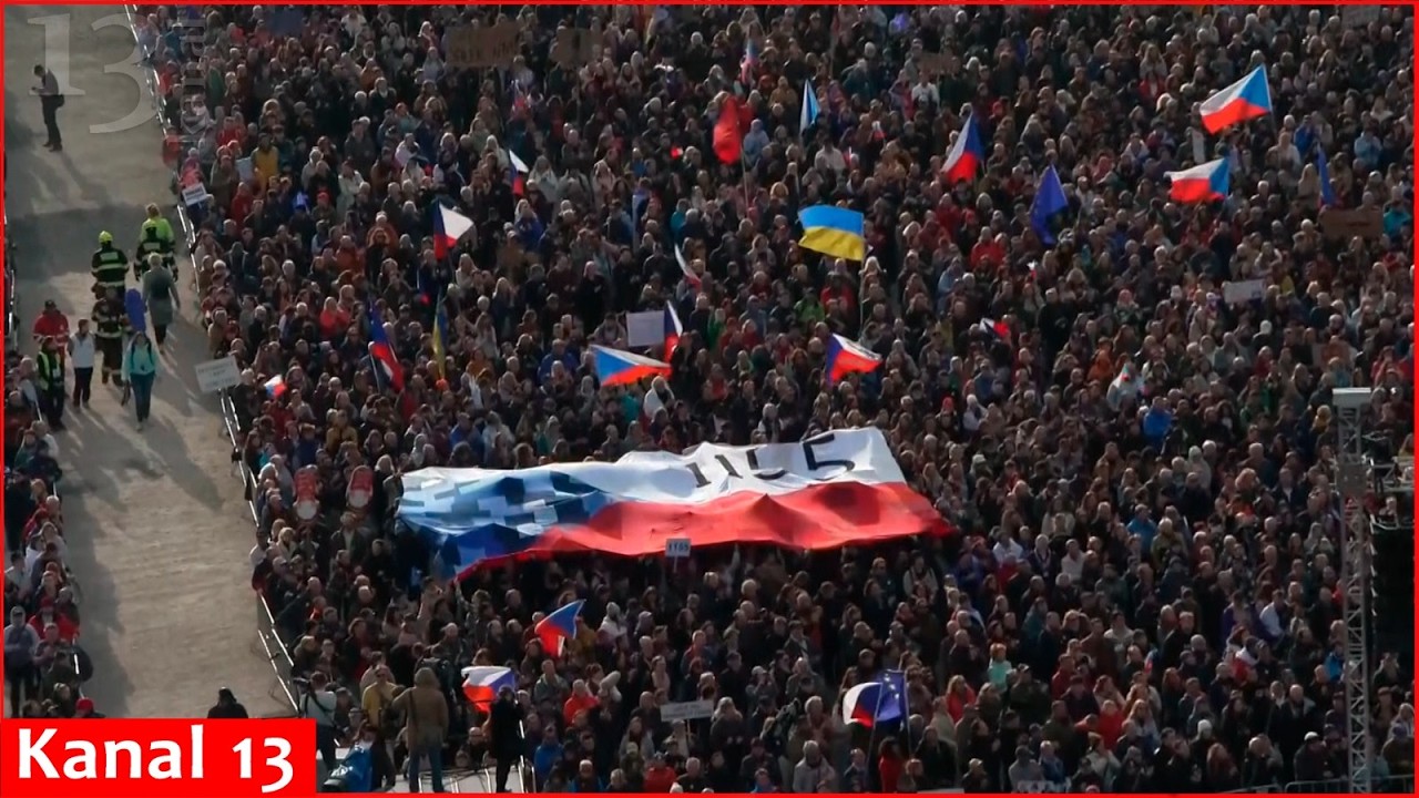 Десятки тысяч протестующих вышли на митинг в Праге против нового правительства чешского премьер-м...