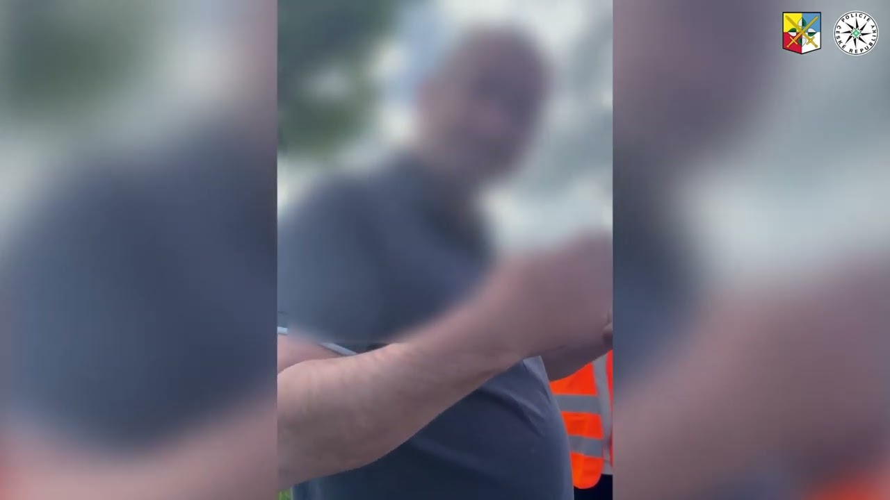 OPILÝ CIZINEC UJEL OD NEHODY, PAK SE POKOUŠEL PODPLATIT POLICISTY