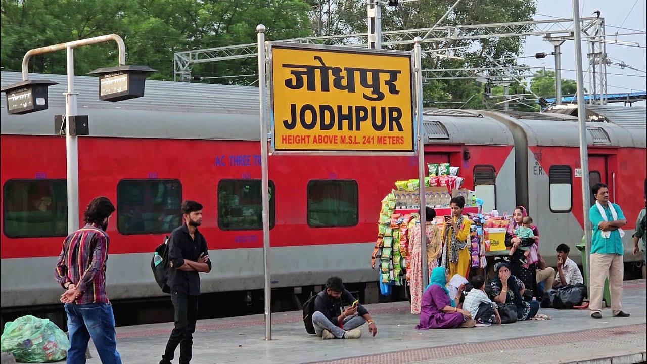 Delhi Jodhpur Mandore Express arriving Jodhpur !!