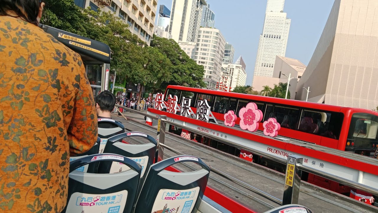 Mahesa sedang live sekarang! Naik bus tanpa atap 
