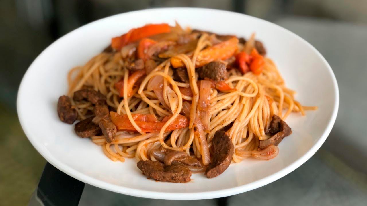 Un rico tallarín saltado con hígado de res