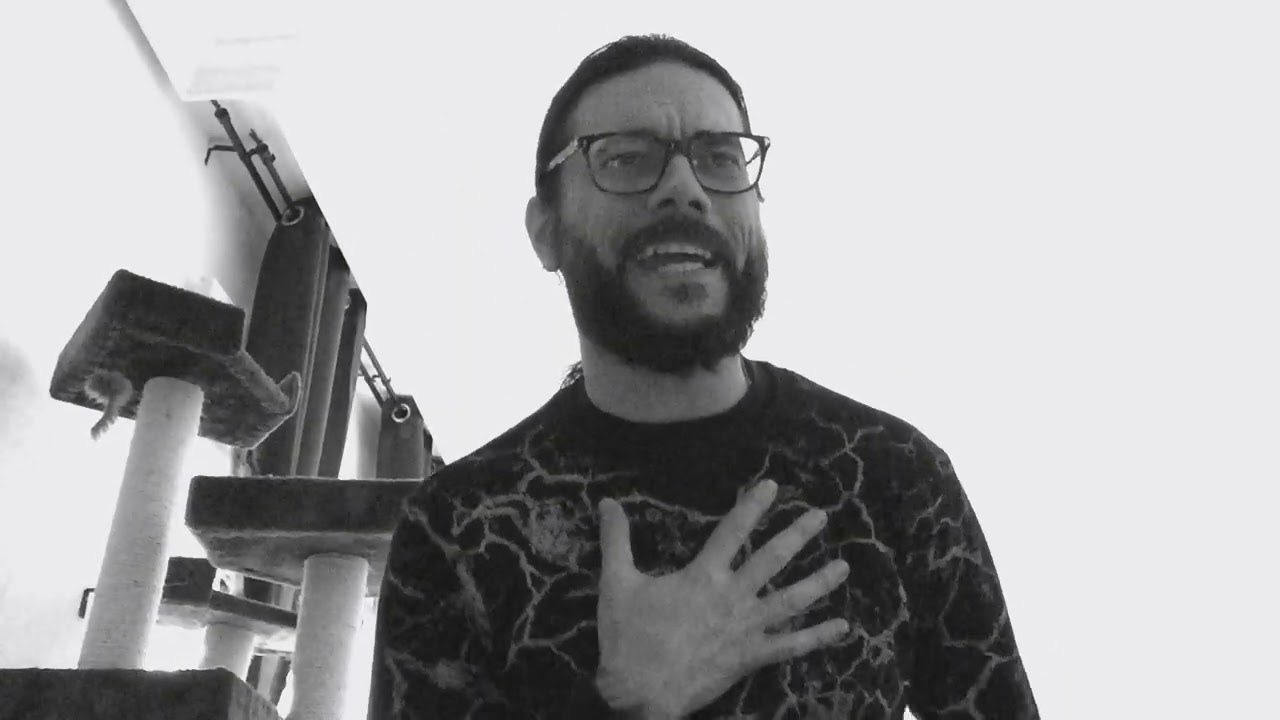 Leo Jiménez cantando 