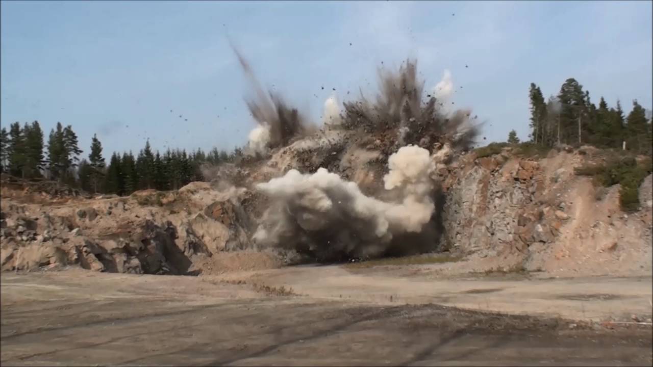 Spr&auml;ngning av 40 000 ton berg, 15 ton spr&auml;ngmedel, kameravinkel 1
