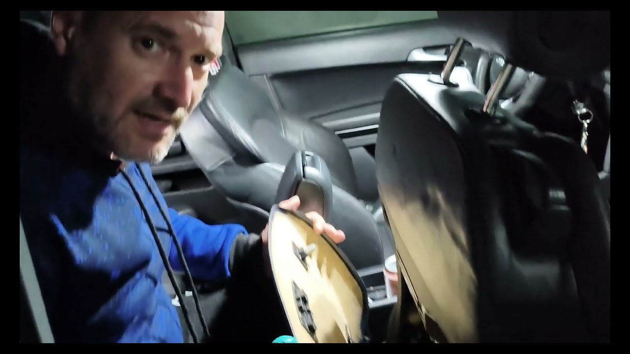 DESMONTAR PROTECION PLASTICO DE LOS ASIENTOS , AUDI A3 8P , PARTE 1