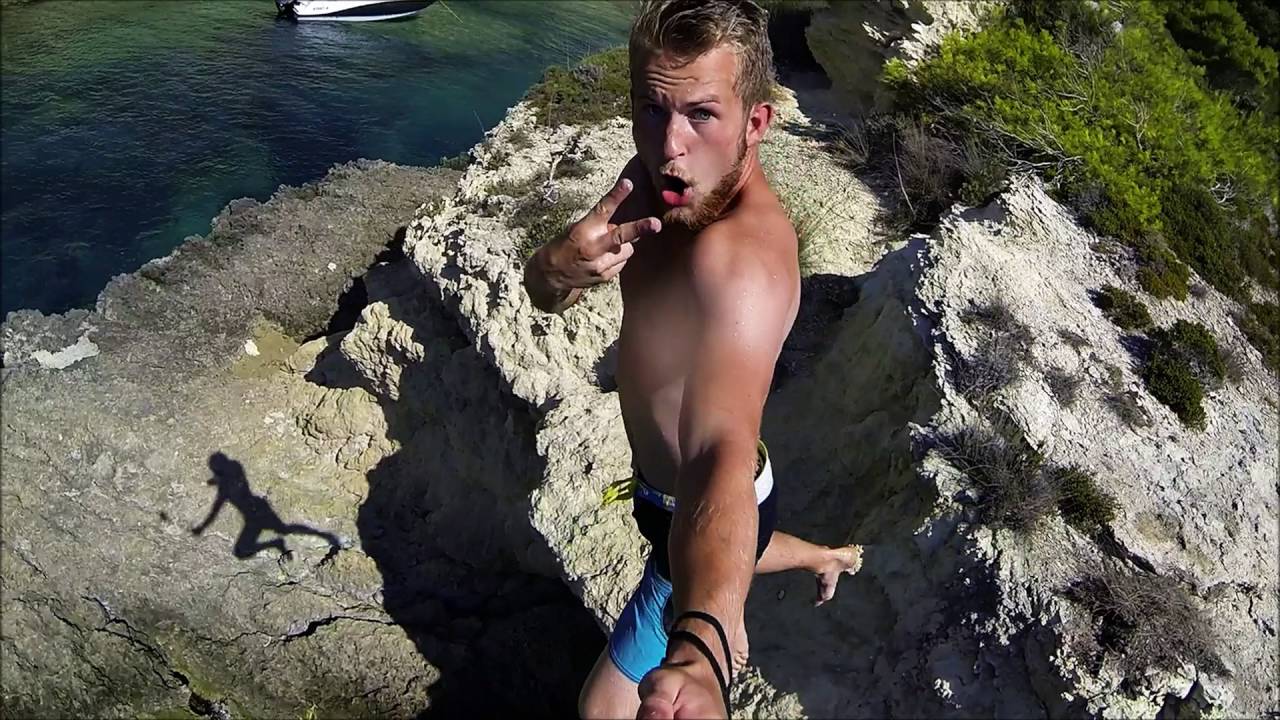 Cliffdiving in Navarino Bay