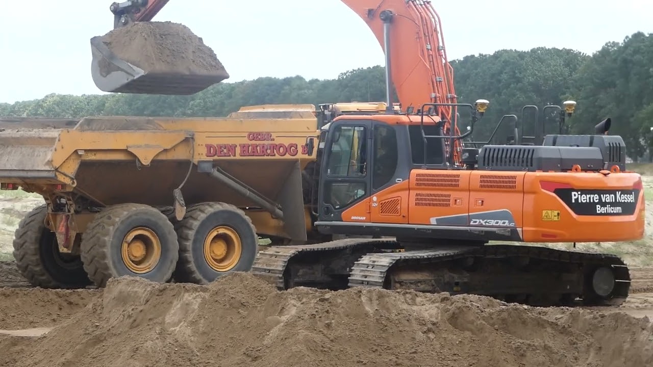 DOOSAN DX 300LC & VOLVO DUMPER IN ACTION