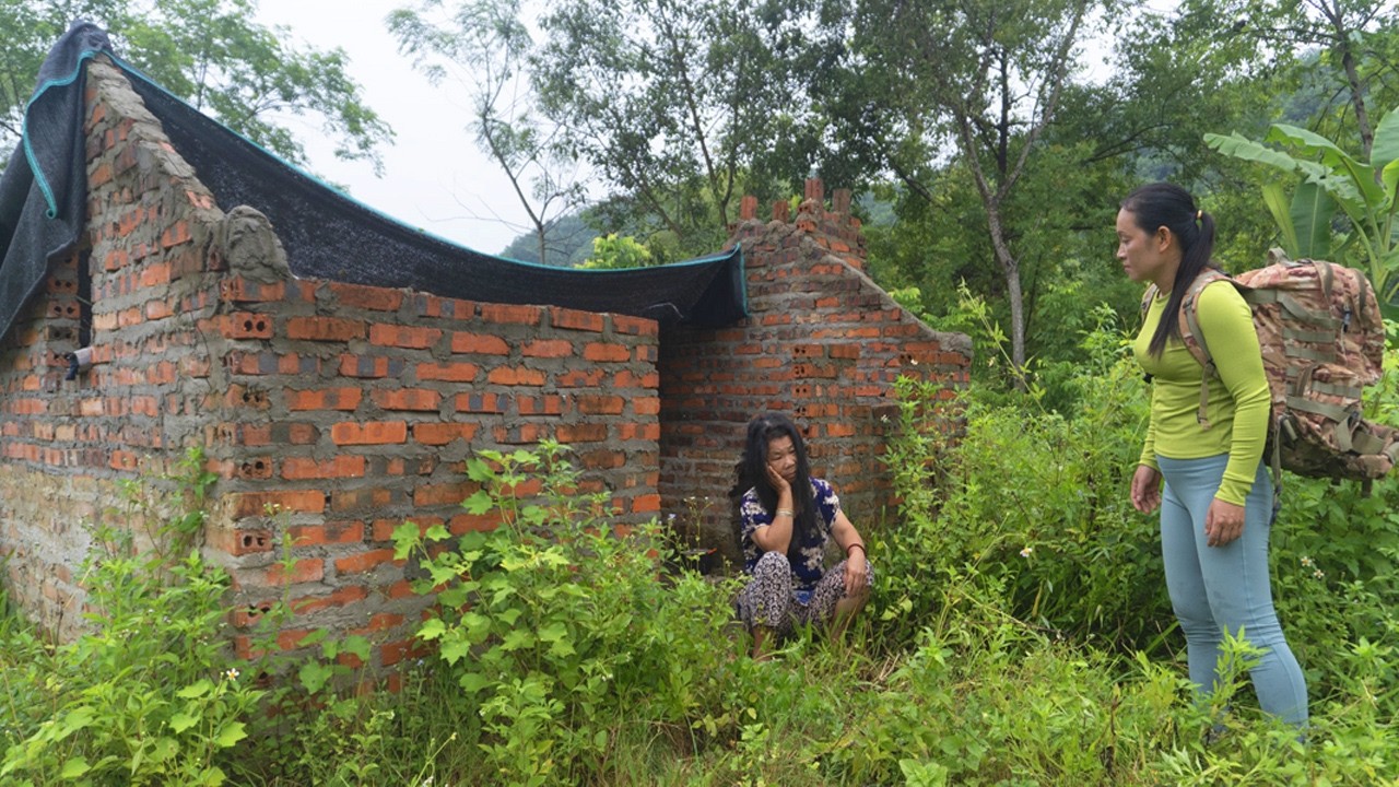 Time-lapse video: 60 days of a girl helping an old lady renovate and clean her old house