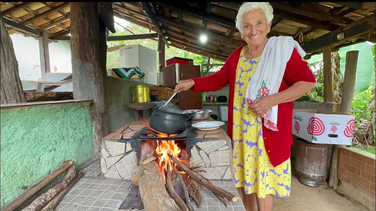 Comida simples Mas com o sabor de Felicidade Que me faz relembrar Minha infância Que não volta mais…