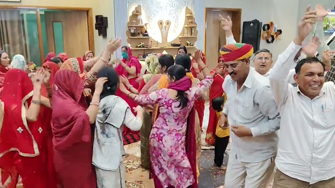 आज बृज में होली रे रसिया