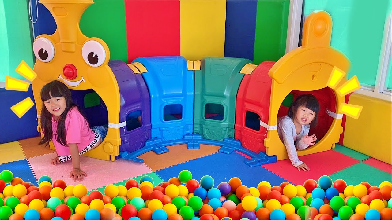 Berenang Mandi Bola Main Perosotan Ayunan Balls Pit Playground Anak Warna Warni Mainan