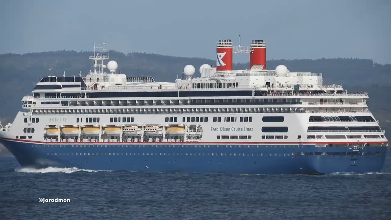 Cruise Ship BOLETTE leaving A Coruña [4K]