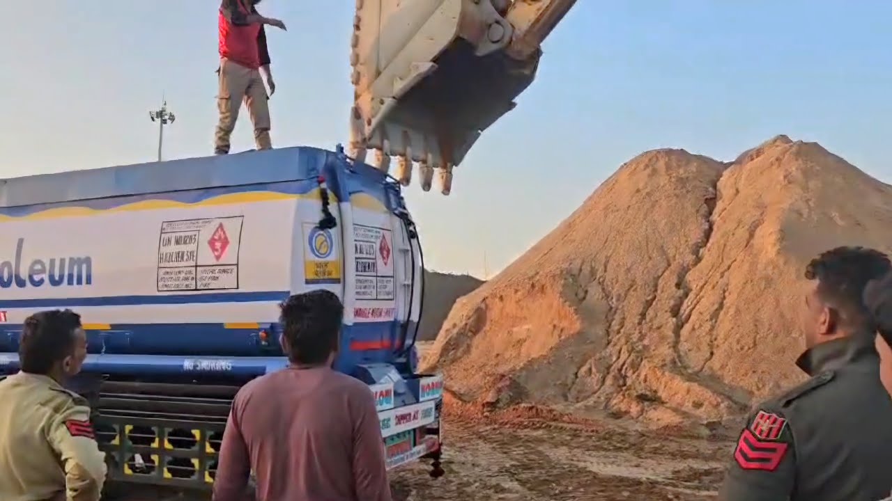 लखनपुर पुलिस ने चेकिंग के दौरान रोका पेट्रोल टैंकर, अंदर का नजारा देखा तो फटी रह गईं आंखें