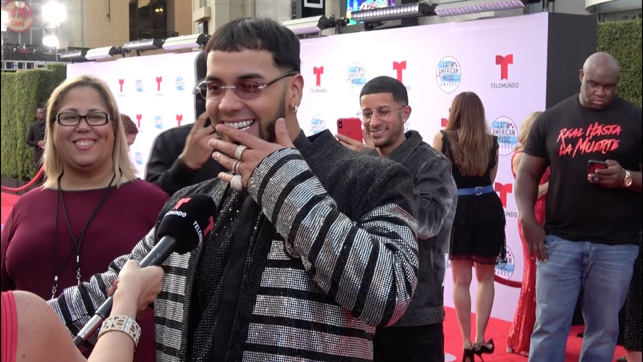 Anuel AA cubierto en diamantes de pies a cabeza nos muestra tatuaje de Karol G