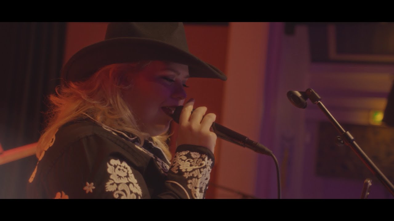 Diddi Velle - Country Music (Official Music Video)