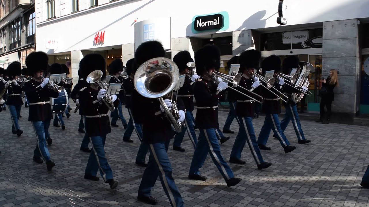 Changing of the guard in Copenhagen (lieutenant watch)