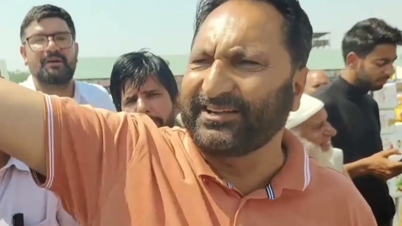 Emotional Fruit Growers and Traders Express Anger Against NC Govt at Jablipora 