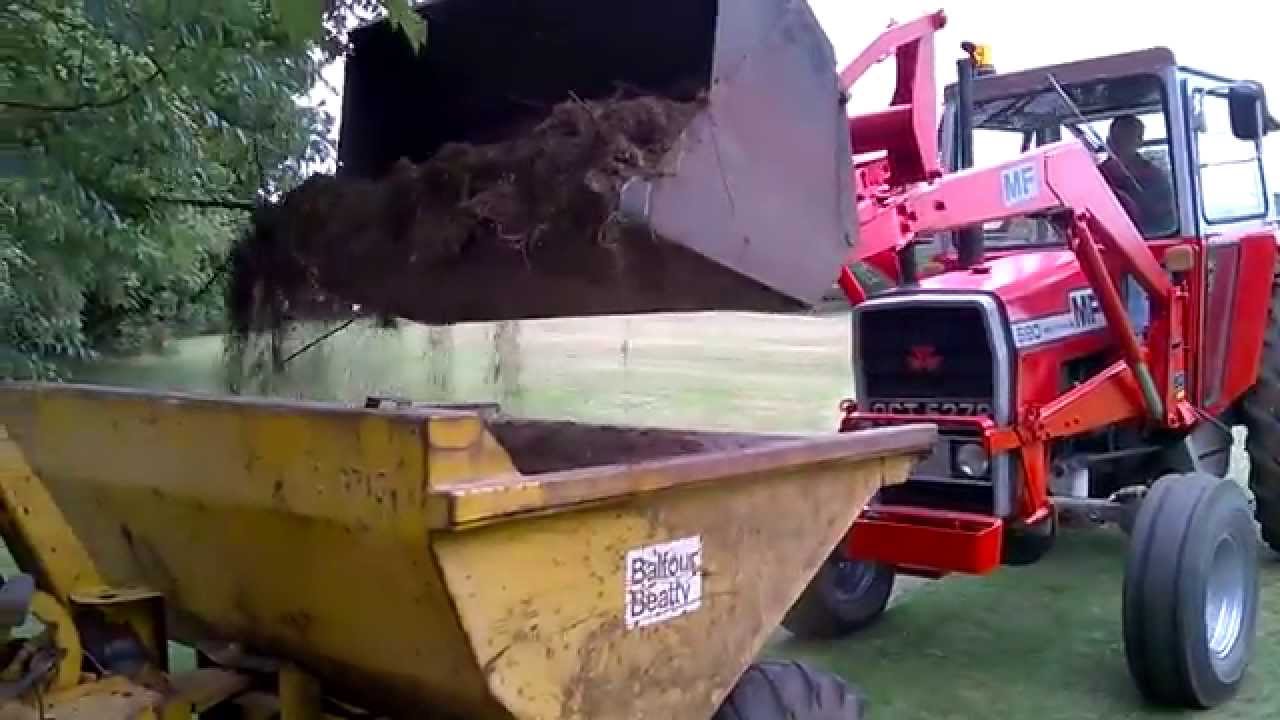 Massey Ferguson 590 Moving Soil