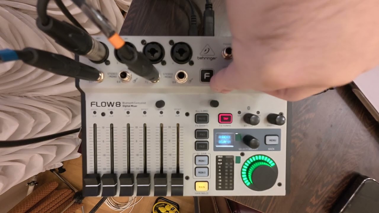 Behringer Flow 8 - в качестве аудиоинтерфейса для измерений.